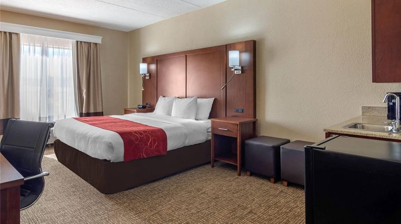 <b>Comfort Suites Suite</b>. Images powered by <a href="https://iceportal.shijigroup.com/" title="IcePortal" target="_blank">IcePortal</a>.