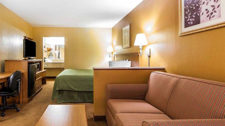 Quality Inn & Suites Suite