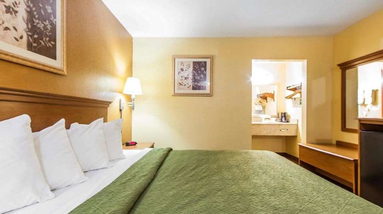 <b>Quality Inn & Suites Room</b>. Images powered by <a href="https://iceportal.shijigroup.com/" title="IcePortal" target="_blank">IcePortal</a>.