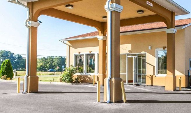Quality Inn & Suites Exterior