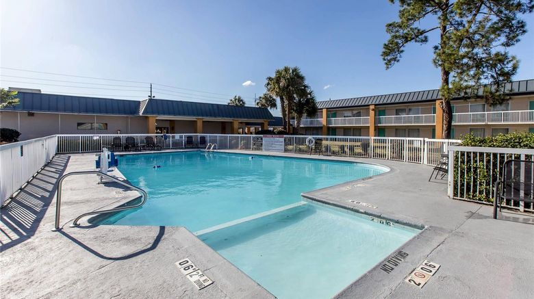 <b>Quality Inn & Suites Pool</b>. Images powered by <a href="https://iceportal.shijigroup.com/" title="IcePortal" target="_blank">IcePortal</a>.