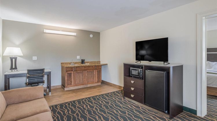Quality Inn & Suites Suite