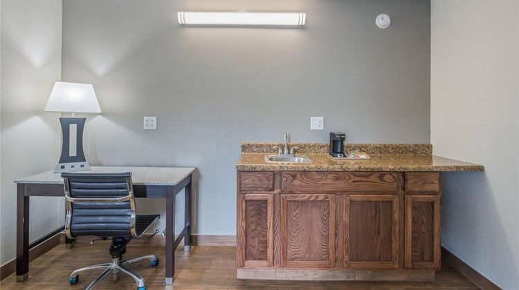 Quality Inn & Suites Suite