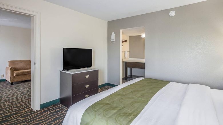 <b>Quality Inn & Suites Suite</b>. Images powered by <a href="https://iceportal.shijigroup.com/" title="IcePortal" target="_blank">IcePortal</a>.