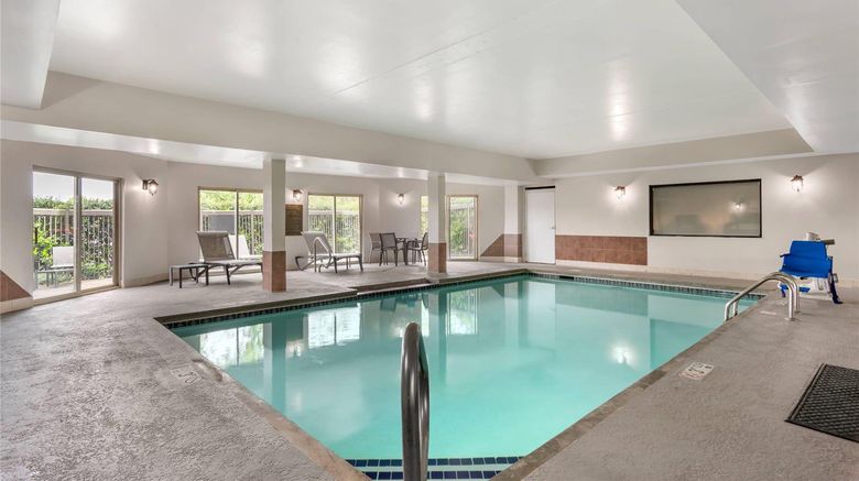 <b>Comfort Inn & Suites Pool</b>. Images powered by <a href="https://iceportal.shijigroup.com/" title="IcePortal" target="_blank">IcePortal</a>.