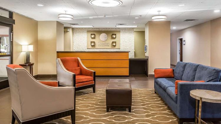 Comfort Inn & Suites Dalton Lobby