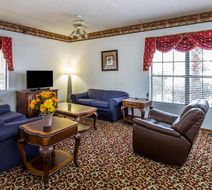 Econo Lodge Inn and Suites Albany North Lobby