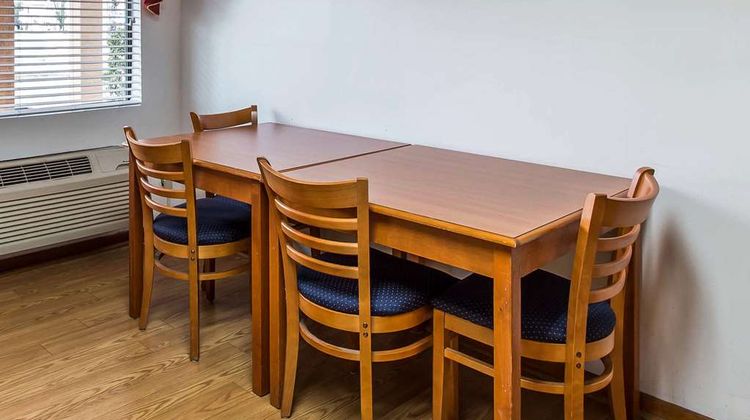 Econo Lodge Inn and Suites Albany North Restaurant