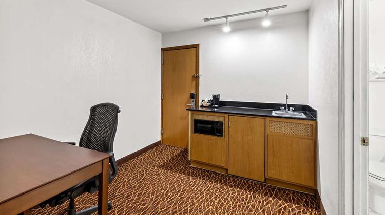 Quality Inn Marietta Suite