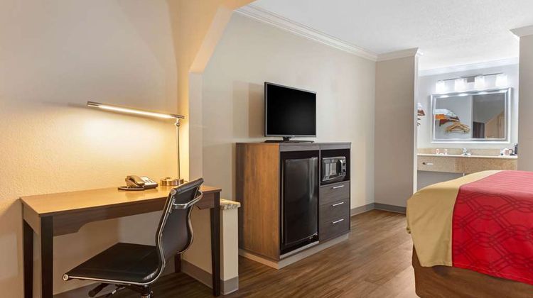 Econo Lodge Byron-Warner Robins Suite
