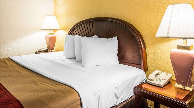 Rodeway  Inn & Suites Room