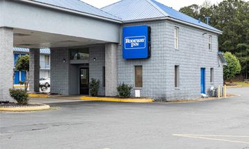 Rodeway  Inn & Suites