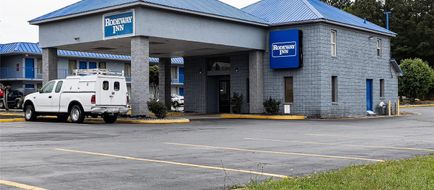 Rodeway  Inn & Suites Exterior