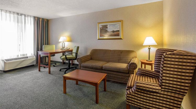 Quality Inn & Suites McDonough Suite
