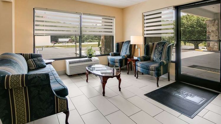 Quality Inn and Suites Mt Chalet Lobby