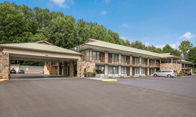 Quality Inn and Suites Mt Chalet Exterior