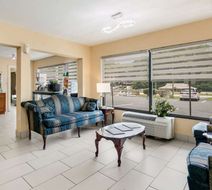 Quality Inn and Suites Mt Chalet Lobby