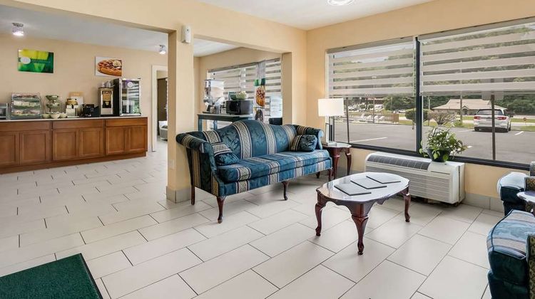 Quality Inn and Suites Mt Chalet Lobby