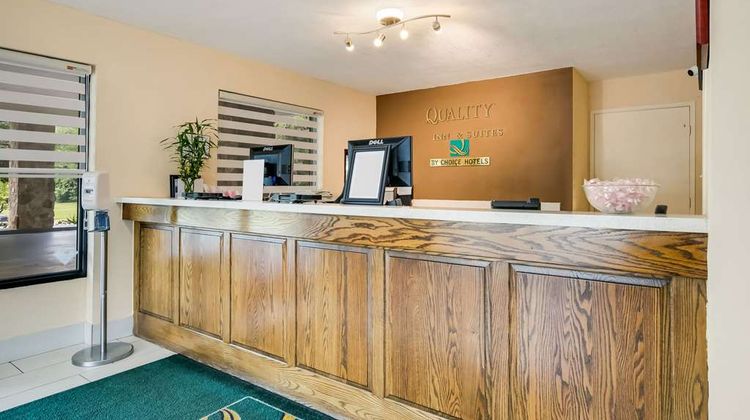 Quality Inn and Suites Mt Chalet Lobby