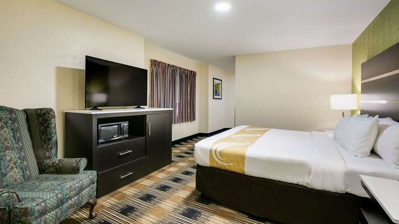 <b>Quality Inn and Suites Mt Chalet Suite</b>. Images powered by <a href="https://iceportal.shijigroup.com/" title="IcePortal" target="_blank">IcePortal</a>.