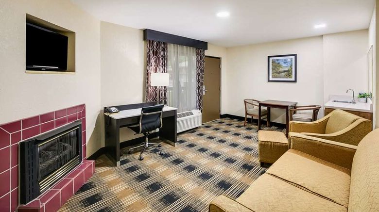 <b>Quality Inn and Suites Mt Chalet Suite</b>. Images powered by <a href="https://iceportal.shijigroup.com/" title="IcePortal" target="_blank">IcePortal</a>.