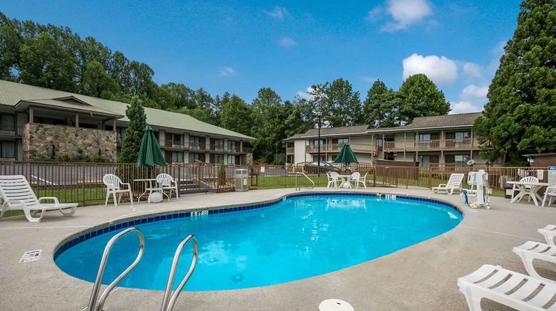 <b>Quality Inn and Suites Mt Chalet Pool</b>. Images powered by <a href="https://iceportal.shijigroup.com/" title="IcePortal" target="_blank">IcePortal</a>.
