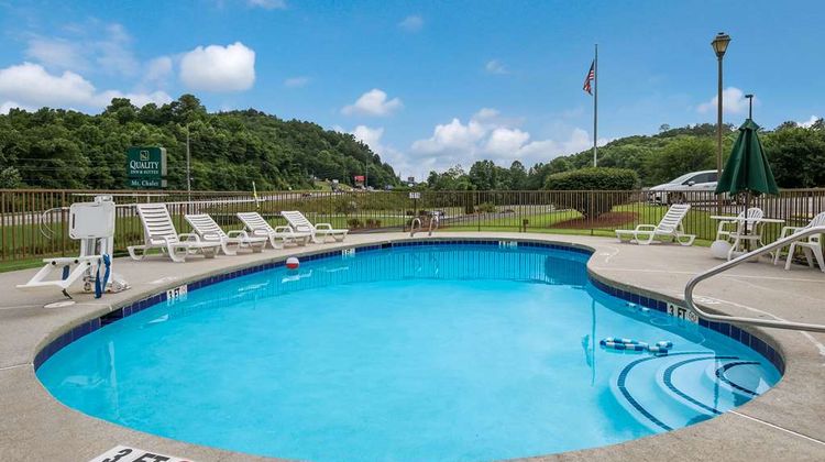 Quality Inn and Suites Mt Chalet Pool