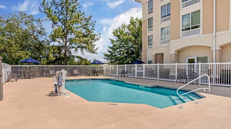 <b>Comfort Suites Valdosta Mall Area Pool</b>. Images powered by <a href="https://iceportal.shijigroup.com/" title="IcePortal" target="_blank">IcePortal</a>.