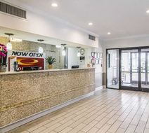 Econo Lodge Darien Lobby