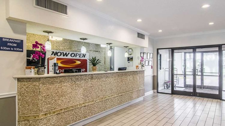 Econo Lodge Darien Lobby