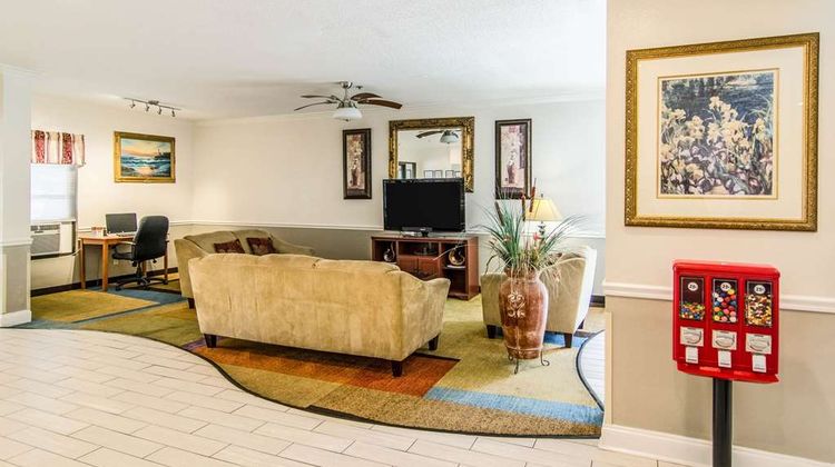 Econo Lodge Darien Lobby