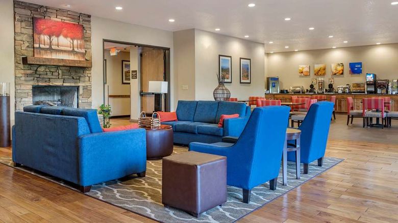 <b>Comfort Inn & Suites Blue Ridge Restaurant</b>. Images powered by <a href="https://iceportal.shijigroup.com/" title="IcePortal" target="_blank">IcePortal</a>.