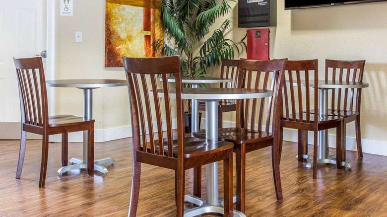 <b>Suburban Studios Lobby</b>. Images powered by <a href="https://iceportal.shijigroup.com/" title="IcePortal" target="_blank">IcePortal</a>.
