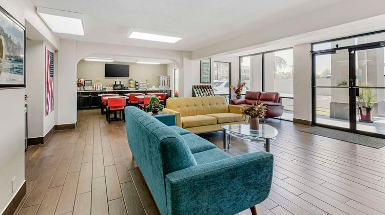Econo Lodge Downtown Lobby