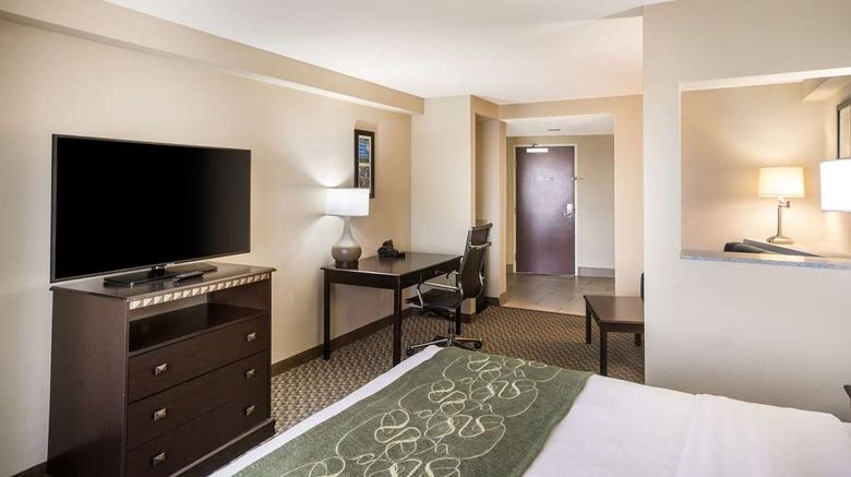 <b>Comfort Suites Suite</b>. Images powered by <a href="https://iceportal.shijigroup.com/" title="IcePortal" target="_blank">IcePortal</a>.