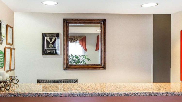 Econo Lodge Brunswick Travel Center Lobby