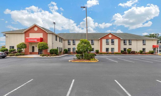 Econo Lodge Brunswick Travel Center Exterior