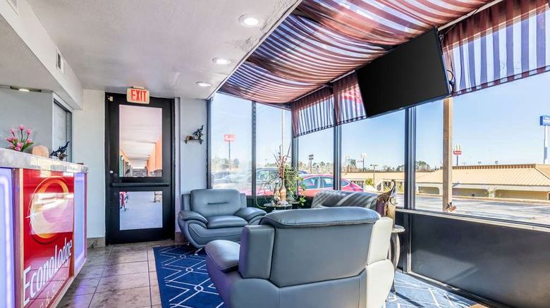 <b>Econo Lodge Inn & Suites Macon Lobby</b>. Images powered by <a href="https://iceportal.shijigroup.com/" title="IcePortal" target="_blank">IcePortal</a>.