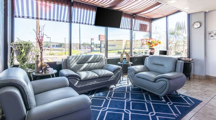 Econo Lodge Inn & Suites Macon Lobby
