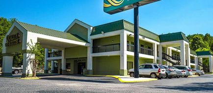 Quality Inn & Suites near Six Flags Exterior