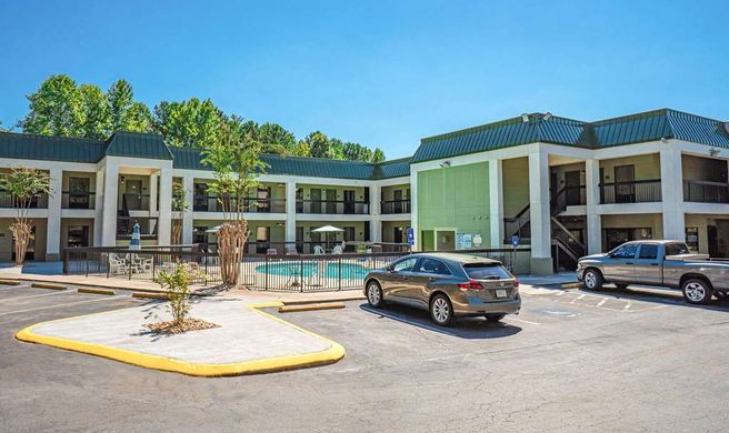 Quality Inn & Suites near Six Flags Exterior