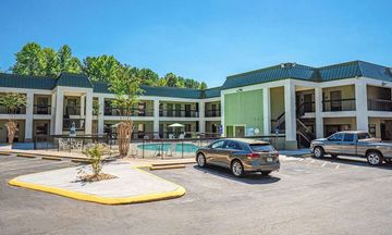 Quality Inn & Suites near Six Flags