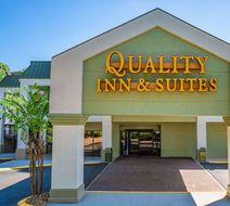 Quality Inn & Suites near Six Flags Exterior