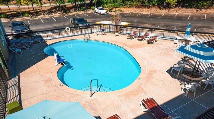 Quality Inn & Suites near Six Flags Pool