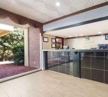 Quality Inn & Suites Lobby