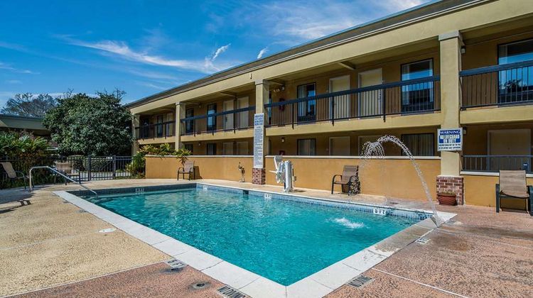 Quality Inn & Suites Pool