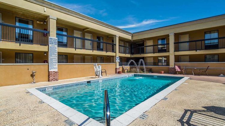 Quality Inn & Suites Pool