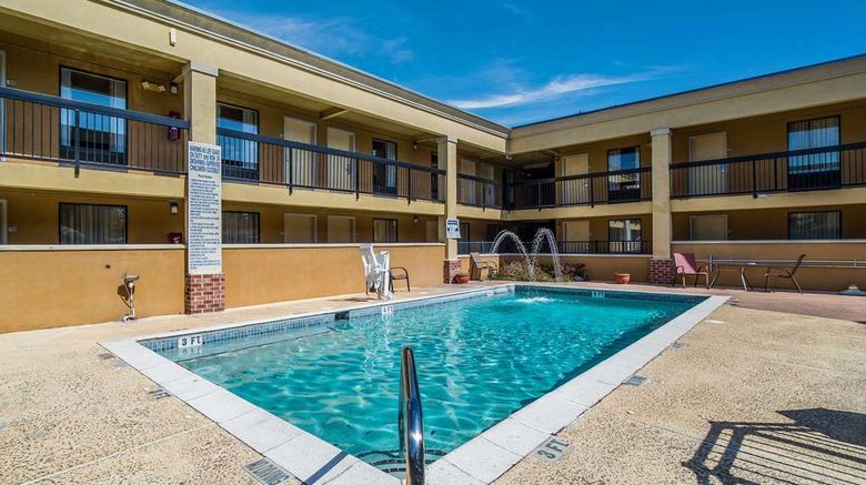 <b>Quality Inn & Suites Pool</b>. Images powered by <a href="https://iceportal.shijigroup.com/" title="IcePortal" target="_blank">IcePortal</a>.