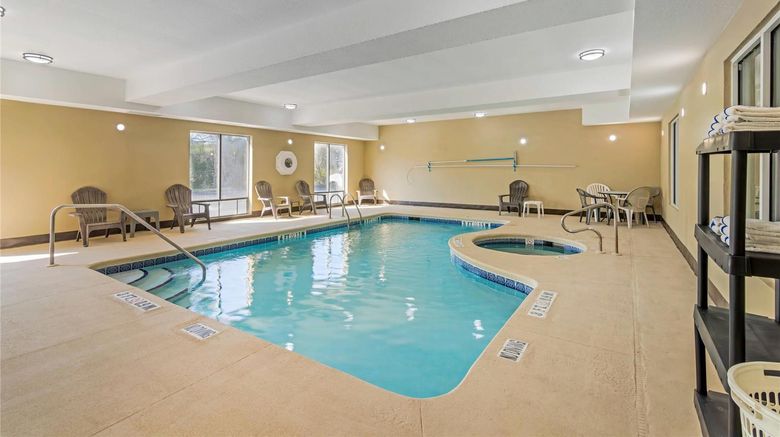 <b>Comfort Suites Brunswick Pool</b>. Images powered by <a href="https://iceportal.shijigroup.com/" title="IcePortal" target="_blank">IcePortal</a>.