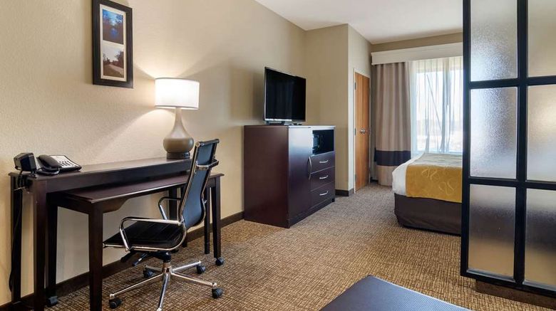 <b>Comfort Suites Suite</b>. Images powered by <a href="https://iceportal.shijigroup.com/" title="IcePortal" target="_blank">IcePortal</a>.